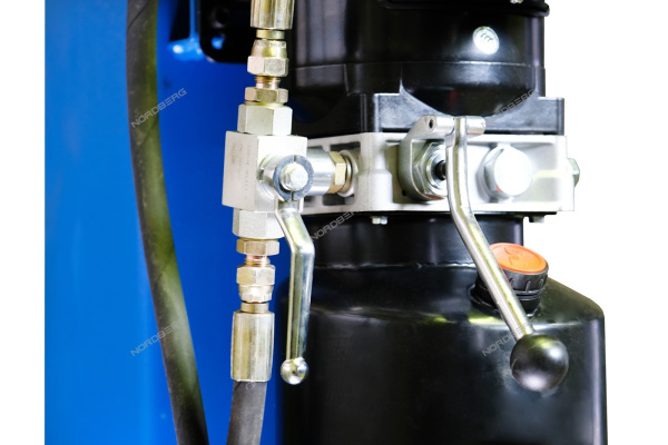 Подъемник четырехстоечный NORDBERG 4440J (4т) c траверсой для сход-развала