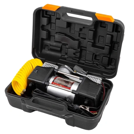 Компрессор автомобильный поршневой двухцилиндровый с аналоговым манометром и встроенным фонарем (12В, 20А, 65л/мин, 7бар) в пласт.кейсе