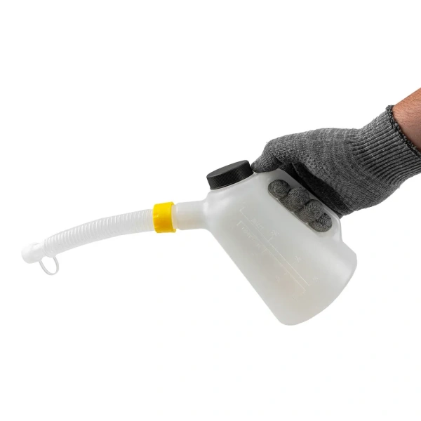 Емкость мерная пластиковая для заливки масла 1л c крышкой Емкость мерная пластиковая для заливки масла 1л c крышкой