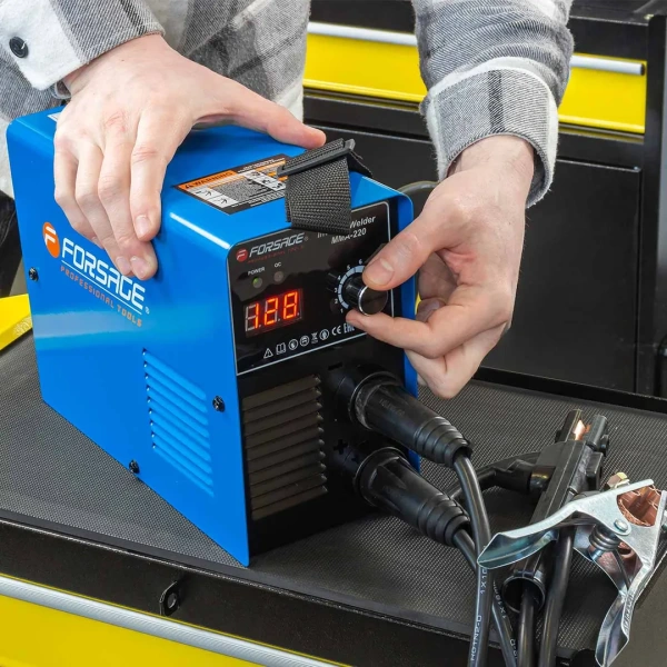 Сварочный аппарат (4.5кВт, 230В, диаметр электрода - 1.6-4мм, сварочный ток - 20-220А)