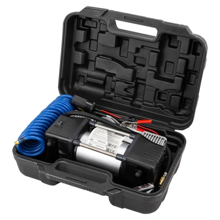 Компрессор автомобильный поршневой двухцилиндровый с аналоговым манометром и встроенным фонарем (12В, 20А, 65л/мин, 7бар) в пласт.кейсе