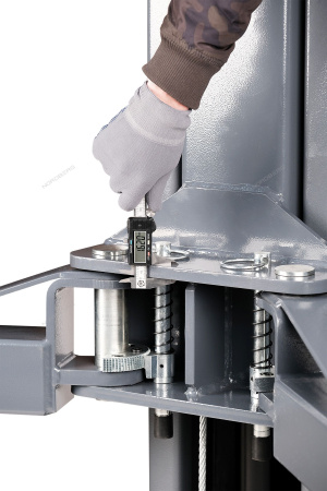 Подъёмник двухстоечный 4,5т 380V с верхней синхронизацией с электростопорами NORDBERG N4124HE-4,5G