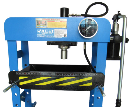 Настольный гидравлический пресс AE&T T61215 (15т)