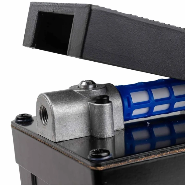 Насос пневмогидравлический ножной (раб. давл. 6-10атм,давл. гидравл. 690атм,1.7л,корпус алюм.)